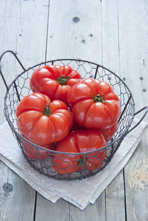 Why You Should NEVER Refrigerate Tomatoes and more tips on veggie and herb storage